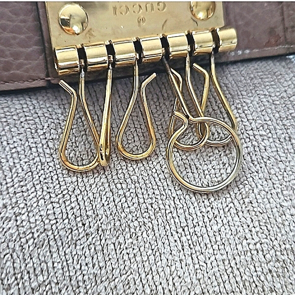 GUCCI AUTHENTIC GUCCISIMA SIGNATURE LEATHER KEYHOLDER W BOX DUSTBAG FULL INCLUS - Picture 7 of 13